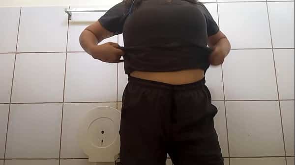 MADRASTRA ENFERMERA LATINA REALIZA PORNO EN EL BAÑO DEL CONSULTORIO, LUEGO LLEVA A UN PACIENTE DEL HOSPITAL A FOLLAR EN SU CASA. PORNO REAL DE ENFERMERA MADURA FOLLANDO CON PACIENTE CALIENTE.