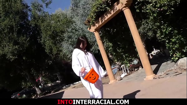 Trick or treat Melissa gets cum to eat